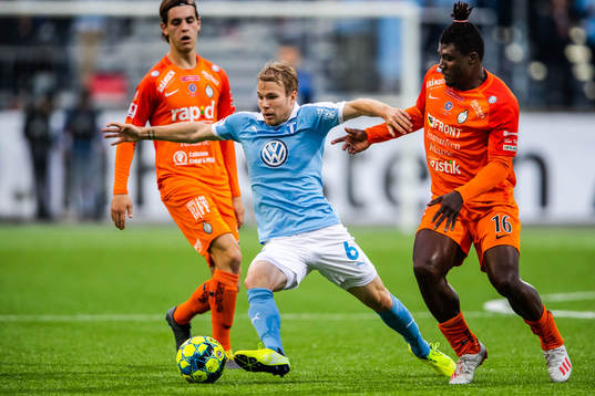 Malmö FFs Oscar Lewicki mot AFC Eskilstunas Onyedikachukwu