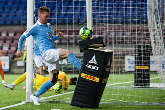 Malmö FFs Anders Christiansen sparkar omkull podiet och