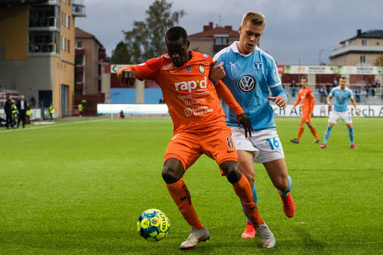 AFC Eskilstunas Michael Anaba i kamp om bollen med Malmö