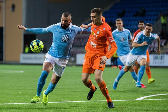 Malmö FFs Guillermo Molins i kamp om bollen med AFC
