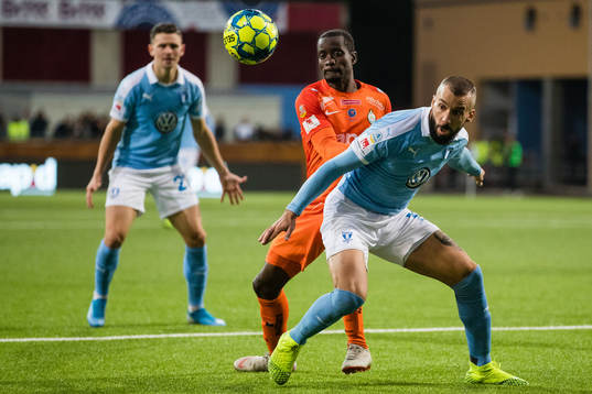 AFC Eskilstunas Michael Anaba i kamp om bollen med Malmö