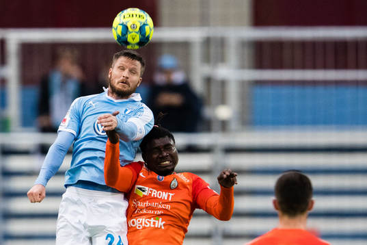 Malmö FFs Lasse Nielsen i en nickduell med AFC Eskilstunas