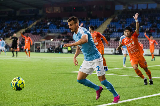 Malmö FFs Eric Larsson och AFC Eskilstunas Soya Takahashi