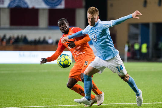 AFC Eskilstunas Michael Anaba i kamp om bollen med Malmö