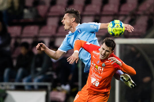 Malmö FFs Markus Rosenberg i en nickduell med AFC