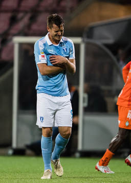Malmö FFs Markus Rosenberg tar sig för bröstet