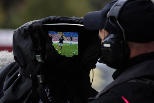En tv-kameraman följer uppvärmningen innan