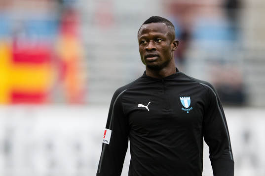 Malmö FFs Bonke Innocent innan fotbollsmatchen i