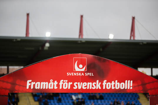 En skylt med Svenska Spels logotyp på innan