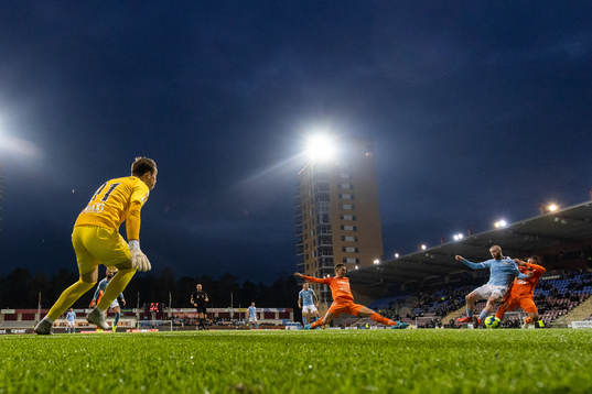 AFC Eskilstunas målvakt Ihor Levchenko ser på när Malmö