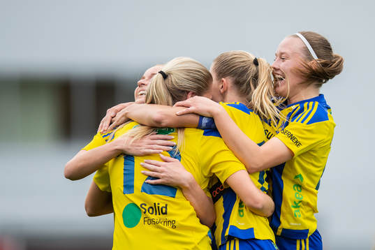 Eskilsminnes Johanna Olsson jublar med Nova Karlsson och