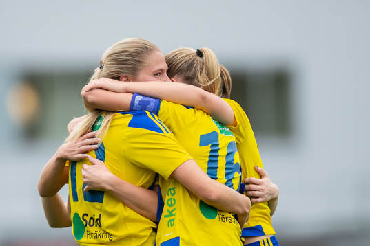 Eskilsminnes Johanna Olsson jublar med Nova Karlsson och