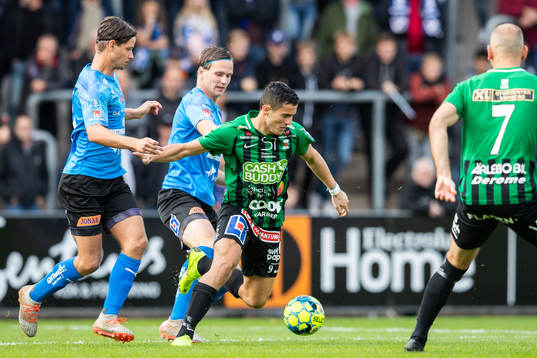 Halmstads Dusan Djuric mot Varbergs Astrit Seljmani