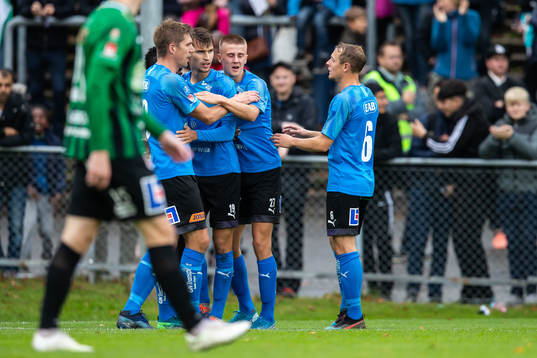 Halmstads Rasmus Wiedesheim-Paul jublar med lagkamrater