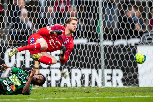 Varbergs Adama Fofana gör 2-1 bakom Halmstads målvakt