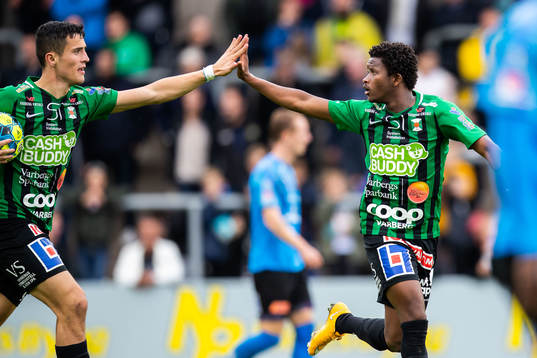 Varbergs Adama Fofana och Astrit Seljmani jublar