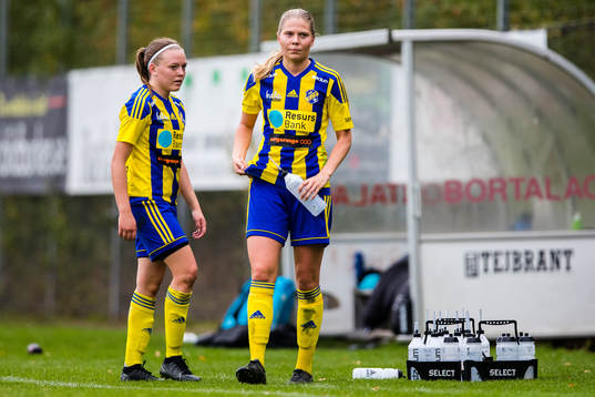 Eskilsminnes Nova Karlsson och Johanna Olsson deppar