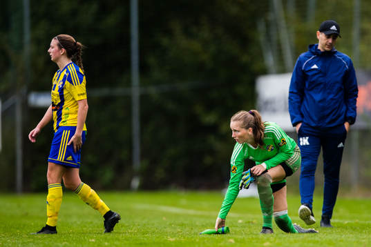 Eskilsminnes målvakt Lina Karlsson och tränare Izet