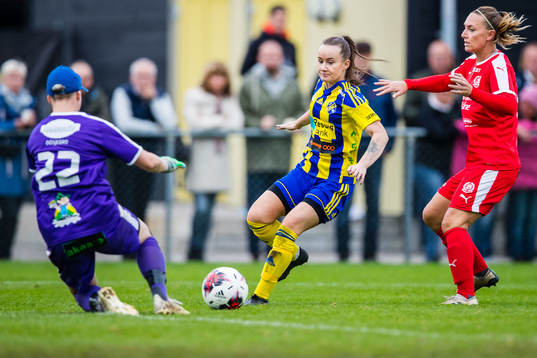 Dösjöbros målvakt Sacha Micha och Josefine Carlsson