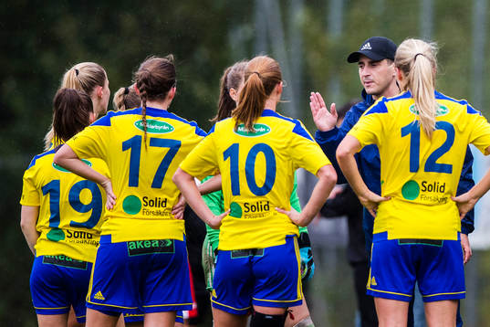 Eskilsminnes tränare Izet Kaljic instruerar spelare