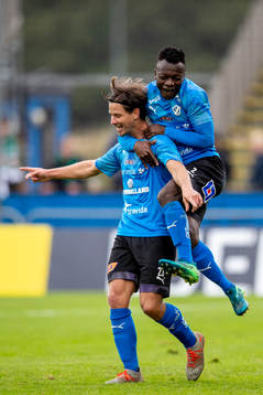 Halmstads Dusan Djuric och Thomas Boakye jublar