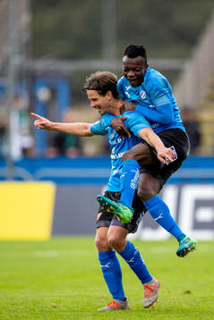 Halmstads Dusan Djuric och Thomas Boakye jublar