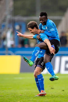 Halmstads Dusan Djuric och Thomas Boakye jublar