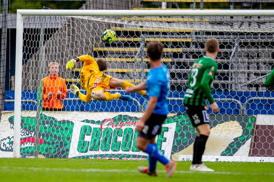 Halmstads Dusan Djuric gör 3-1 på Varbergs målvakt