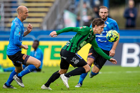 Varbergs Robin Book mot Halmstads Andreas Johansson och
