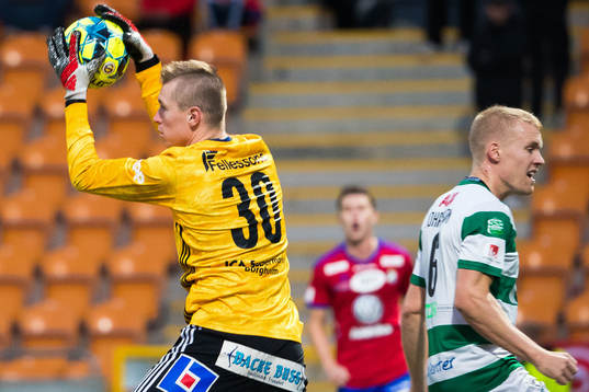 Östers målvakt Tobias Andersson och Västerås Simon