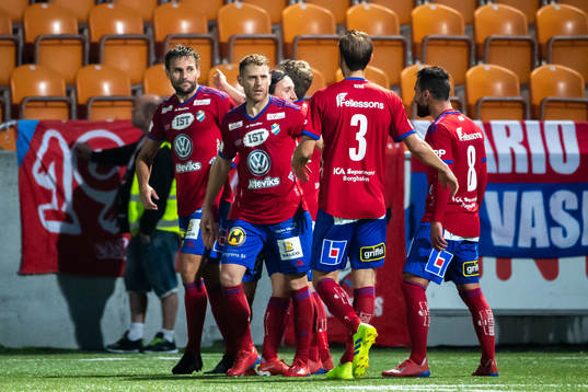 Östers Mattias Pavic jublar med lagkamrater