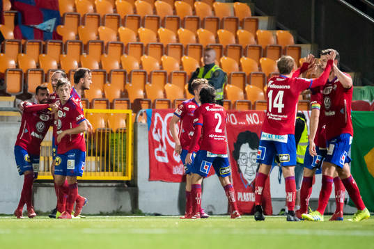 Östers David Johannesson jublar med lagkamrater