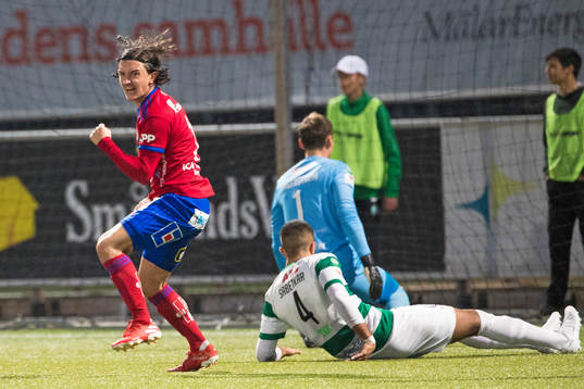 Östers Mattias Pavic jublar ha gjort 0-1, Västerås Sean