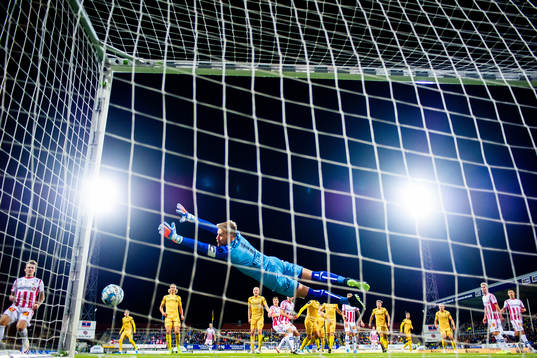 Tromsø hits the bar behind goalkeeper Ricardo Friedrich of