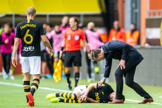 s tränare Rikard Norling kollar till Robert Lundström som
