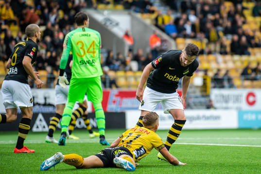 s Robert Lundström reagerar på Elfsborgs Jesper Karlsson