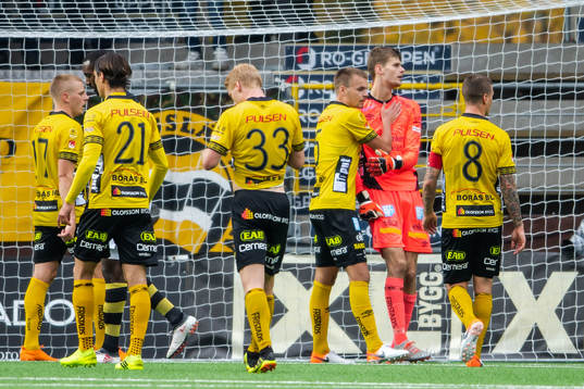 Elfsborgs målvakt Tim Rönning jublar med lagkamrater