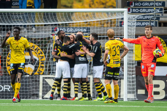 s Henok Goitom jublar med lagkamrater