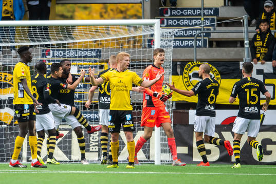 s Henok Goitom jublar med lagkamrater
