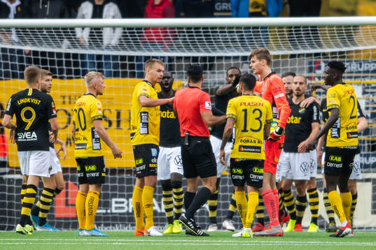 Elfsborgs spelare i samtal med domare Mohammed Al-Hakim