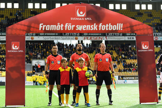 Domare Mohammed Al-Hakim med assisterande domarna Fredrik