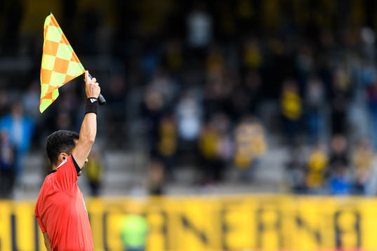 Assisterande domare vinkar offside