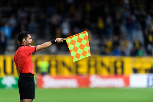 Assisterande domare vinkar offside