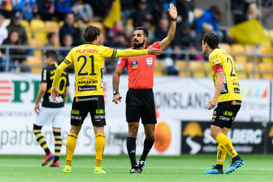 Elfsborgs Jonathan Levi och Stefan Ishizaki diskuterar med