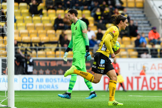Elfsborgs Jonathan Levi jublar och hämtar ut bollen