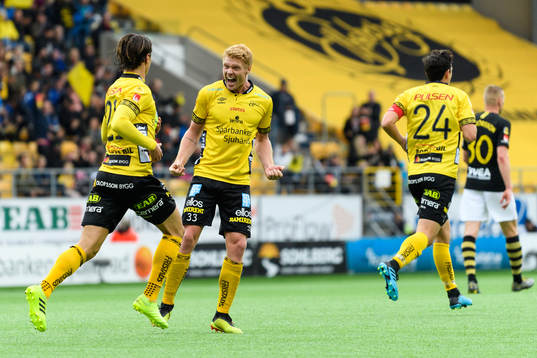 Elfsborgs Sivert Heltne Nilsen jublar åt att Jonathan Levi