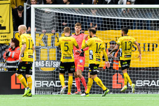 Elfsborgs målvakt Tim Rönning klappas om