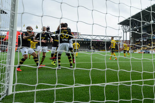 s Henok Goitom klappas om av medspelare