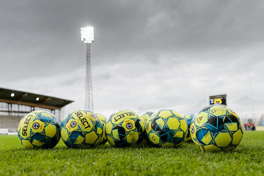 Fotbollar före fotbollsmatchen i Allsvenskan mellan