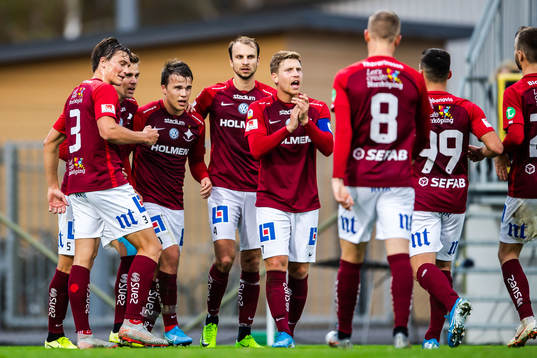 IFK Norrköpings Simon Skrabb jublar med lagkamrater